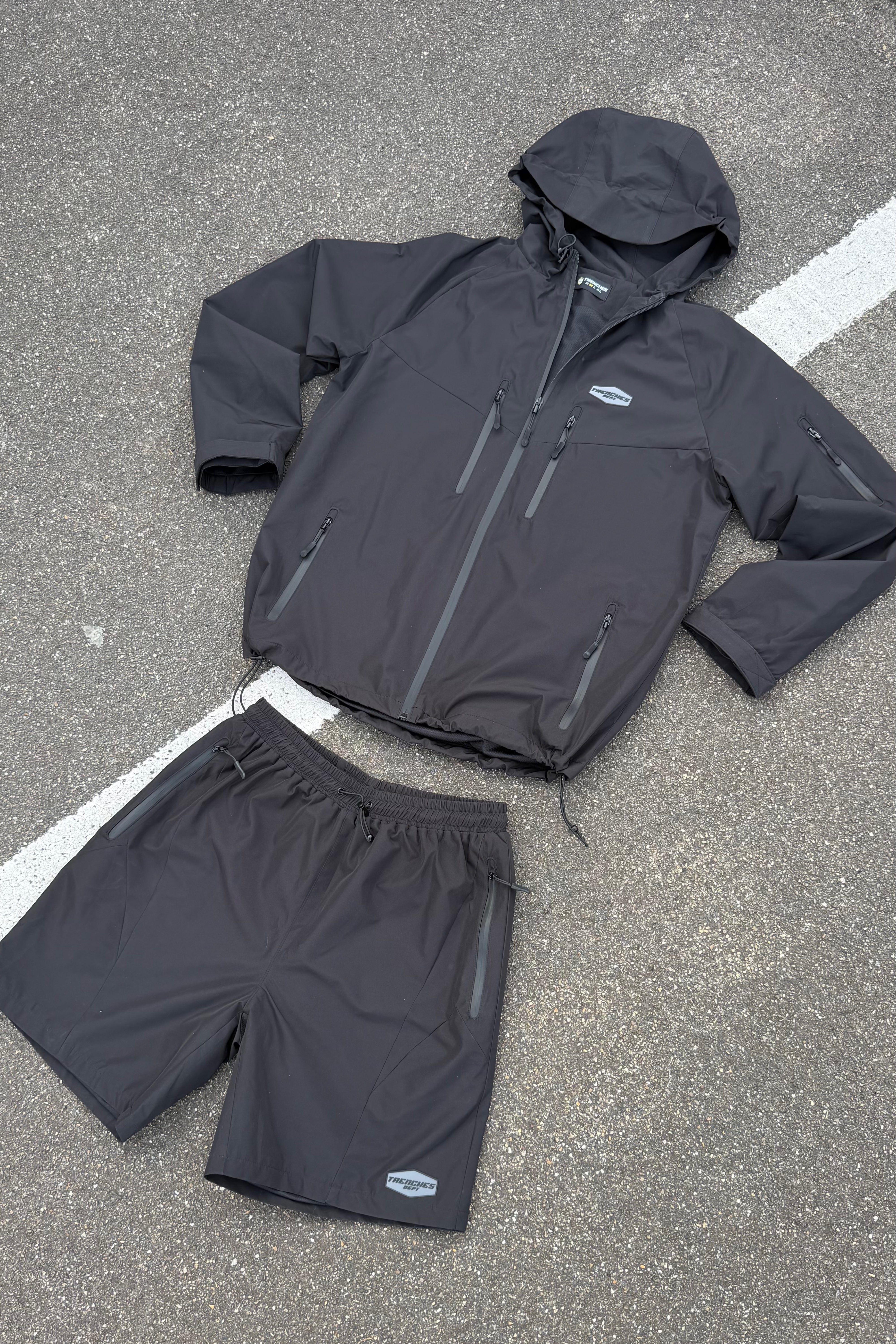 BLACK BASIC WINDBREAKER